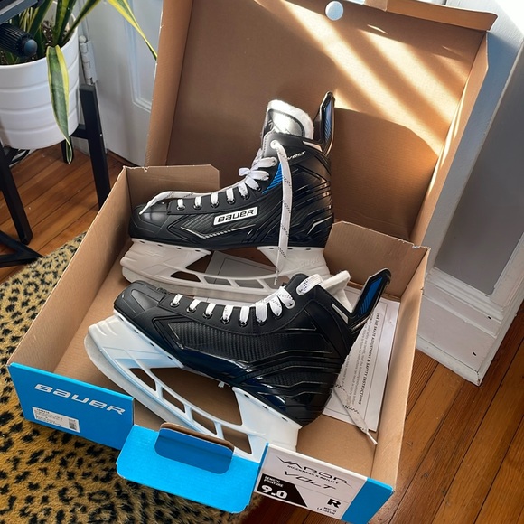 NIB Bauer Sz 9 men’s Vapor Volt skates - Picture 1 of 7